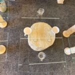 طاولة من الرخام الطبيعي مصمم بطابع حجري مربع. الطاولة تجسد الإبداع والطبيعة والفخامة بنفس الوقت