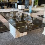 طاولة من الرخام الطبيعي مصمم بطابع حجري مربع. الطاولة تجسد الإبداع والطبيعة والفخامة بنفس الوقت